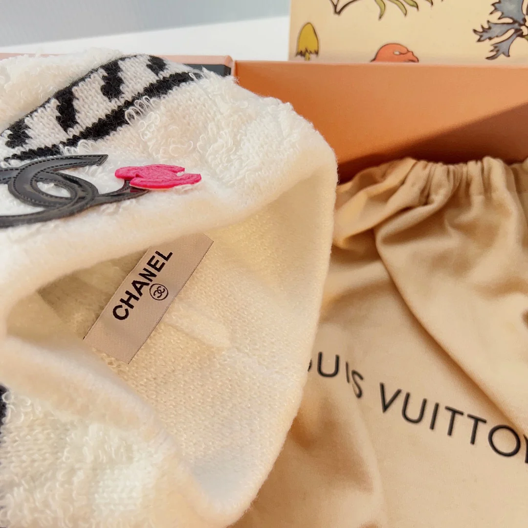 Вязаная шапка Chanel в корейском стиле - белая