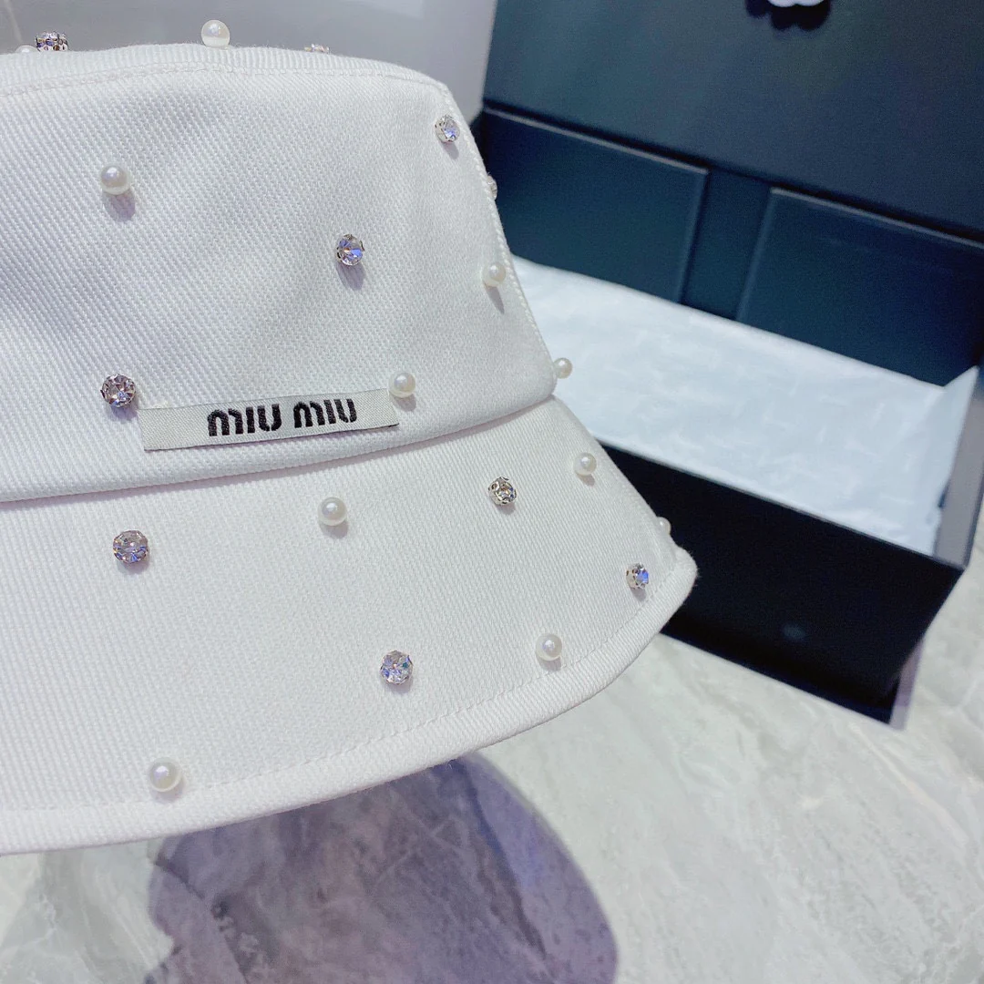 Miu Miu — популярный товар в интернет-магазине — панама из парусины, обильно украшенная жемчугом и стразами.