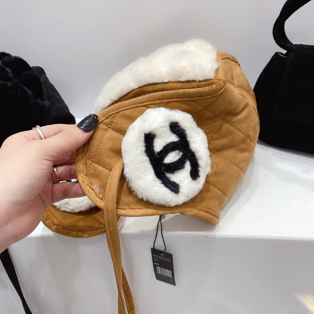 Шляпа Chanel с защитой ушей, коричневая.