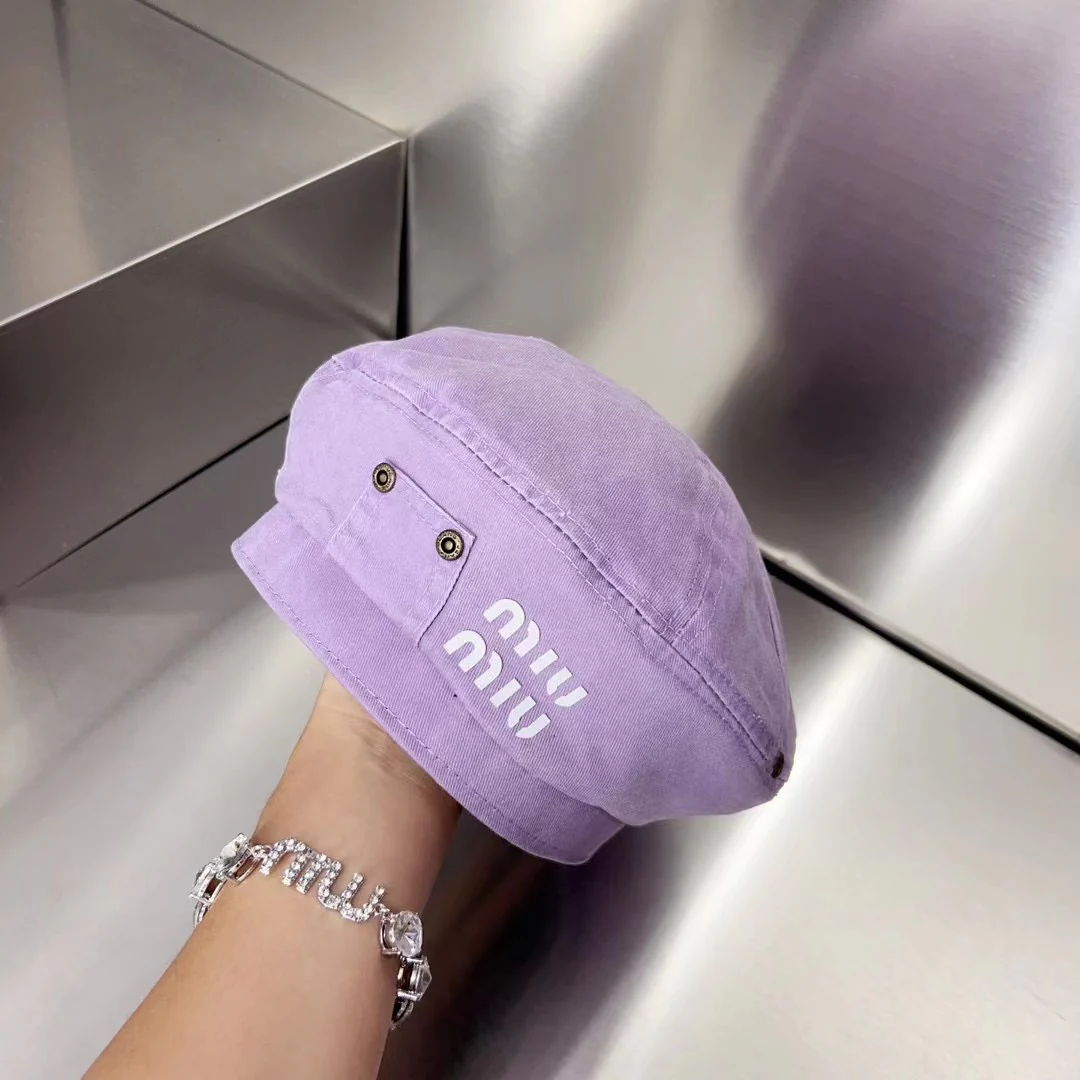 Новинки лета 2023 от Miu Miu: джинсовый берет, шляпа художника.