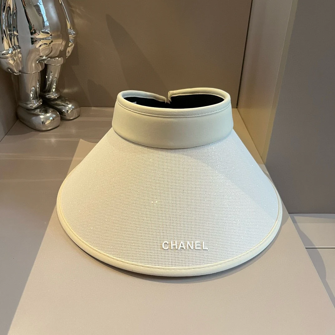 Минималистичная солнцезащитная шляпа Chanel с простыми буквами - белая.