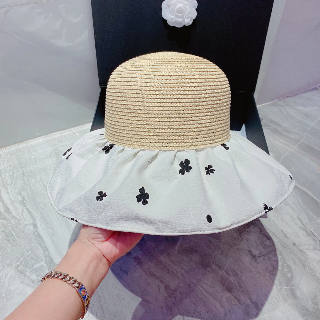 Chanel - Шляпа-бабочка в стиле пэчворк, широкая, из ткани, устойчивой к УФ-излучению.