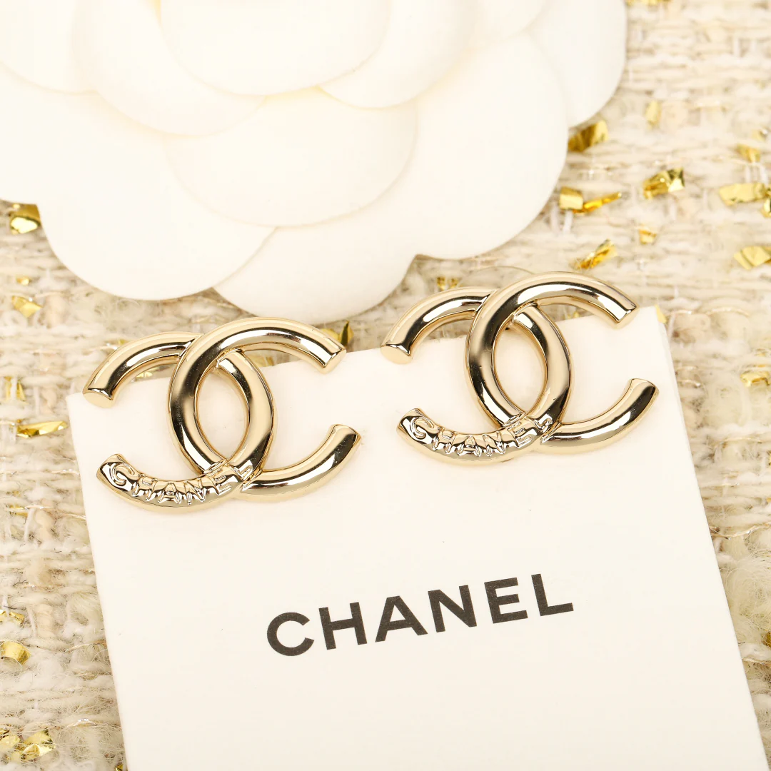 Chanel - 25 пенсов, глянцевые серьги в виде двойной буквы С