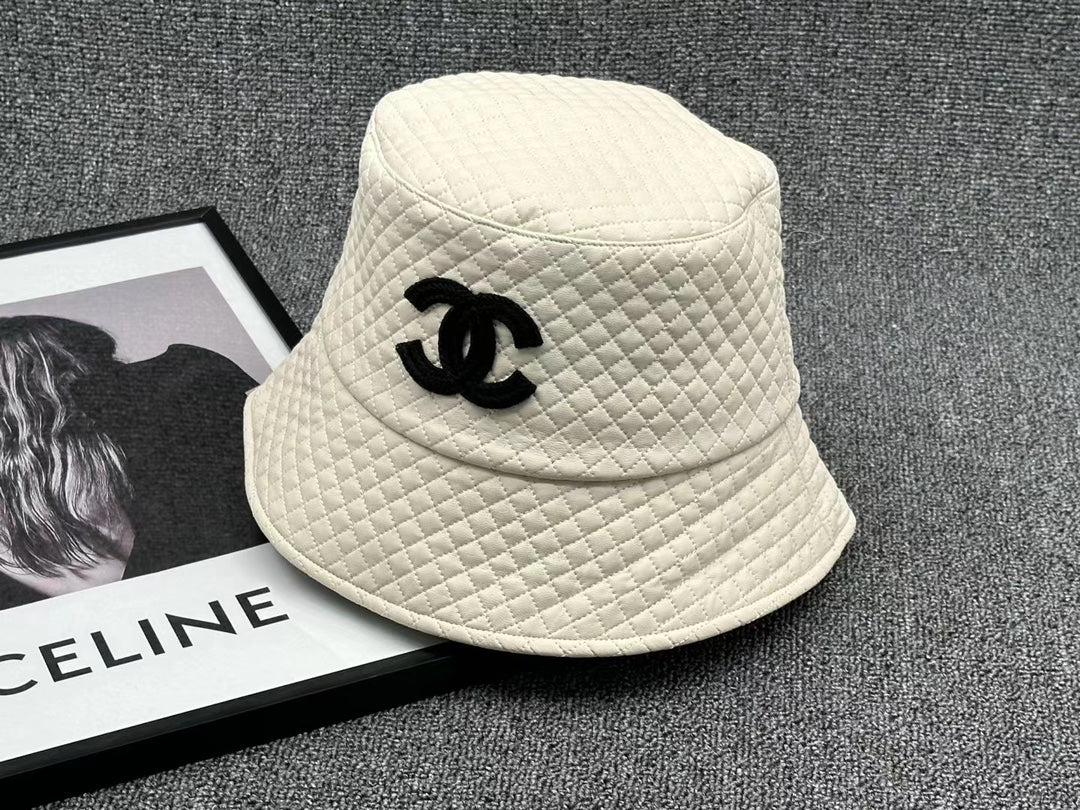 Chanel - Ранняя осень. Новая классическая кожаная стеганая рыбацкая шляпа с ромбовидным узором.