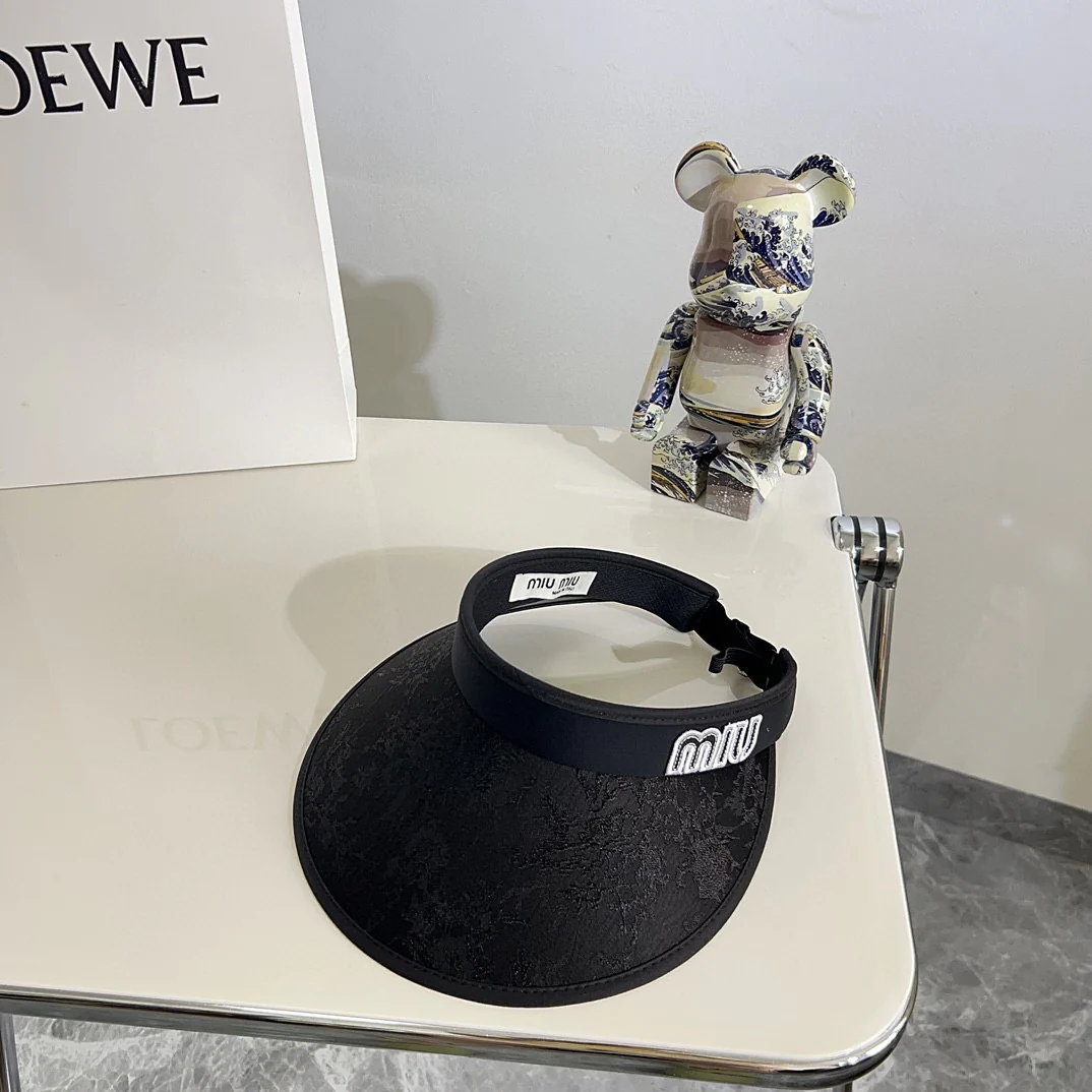 Новая летняя солнцезащитная шляпа Miu Miu 2024 с китайским узором - черная.