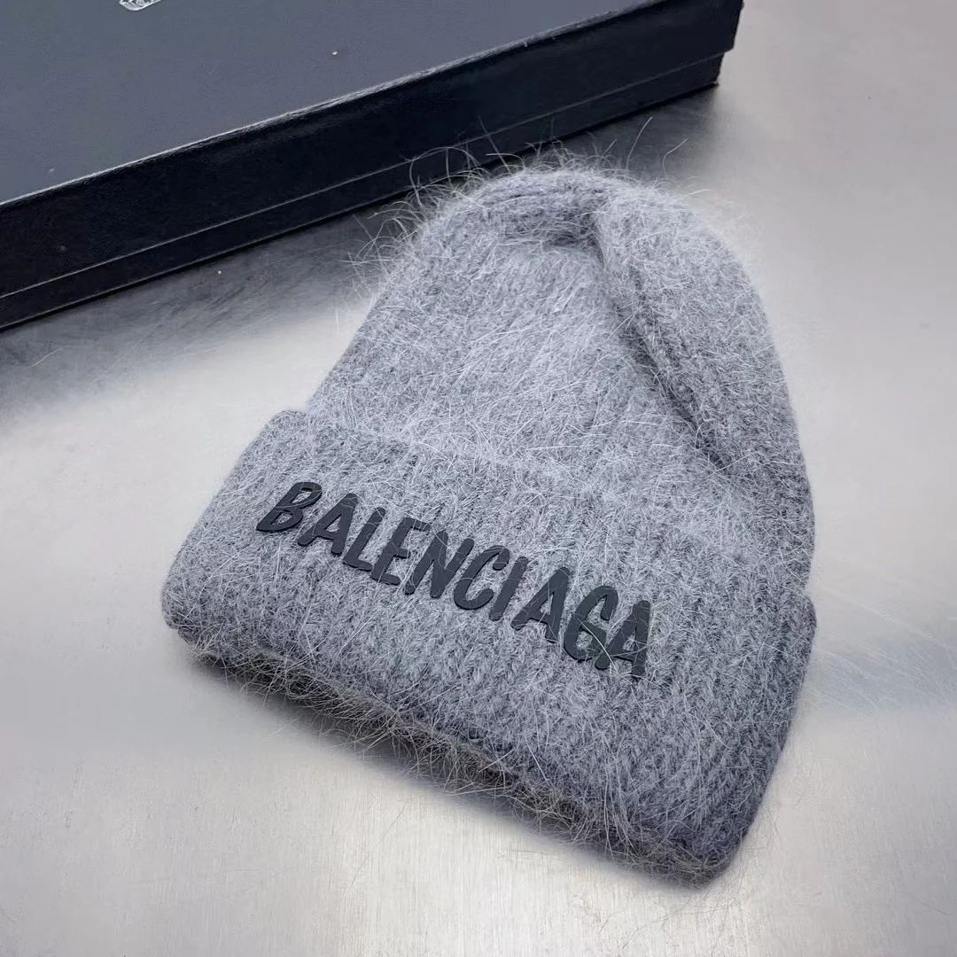 Balenciaga - Вязаная шапка из кроличьего меха