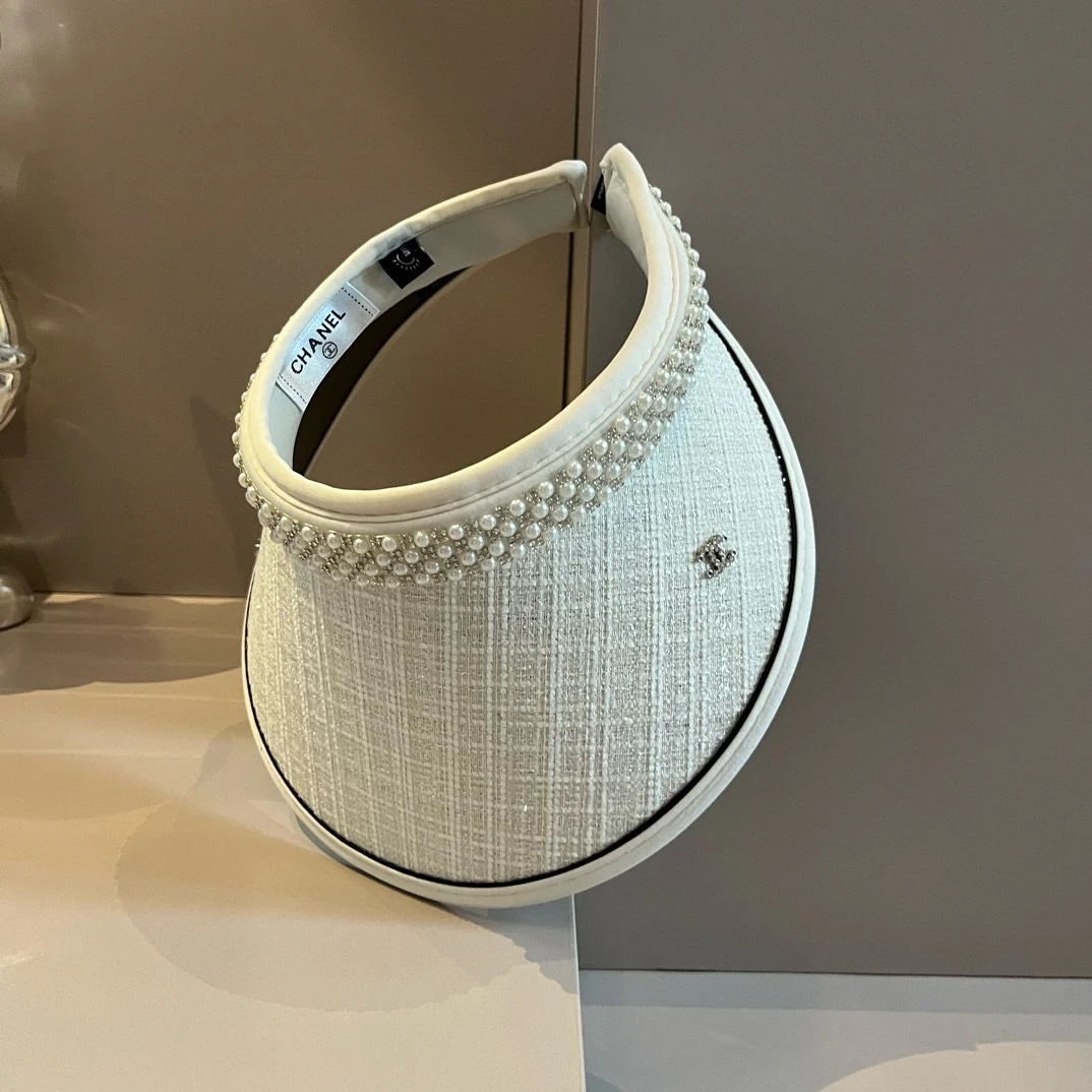 Солнцезащитная шляпа-ободок Chanel с жемчугом - белая