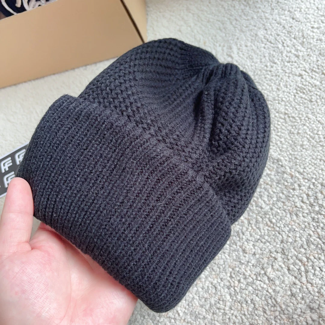 Плетеная шляпа Chanel с пайетками в виде курсивных букв - черная