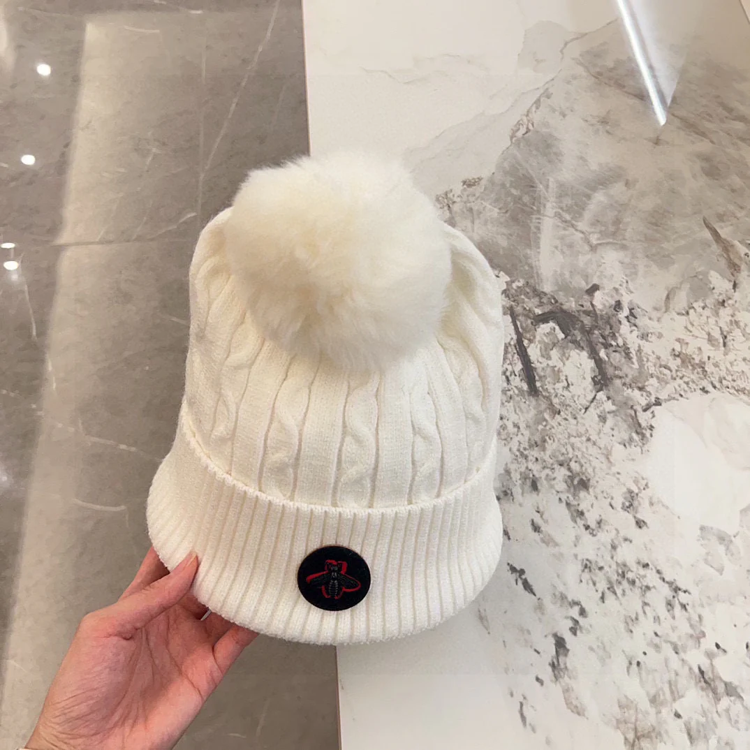 Вязаная шапка Gucci с косами - белая