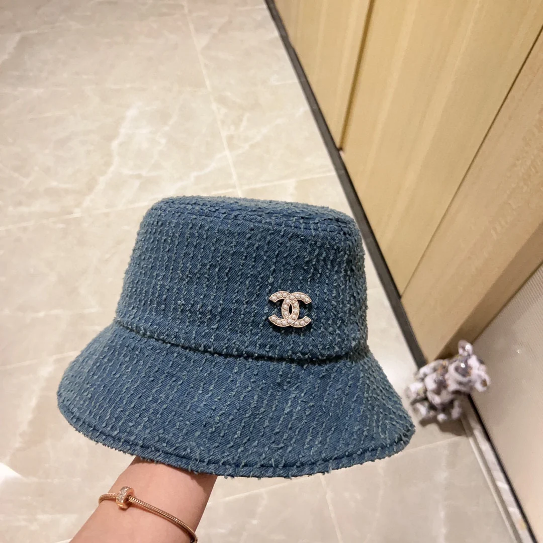 Новая ретро-шляпа рыбака в ковбойском стиле от Chanel 2023 года - темно-синяя.