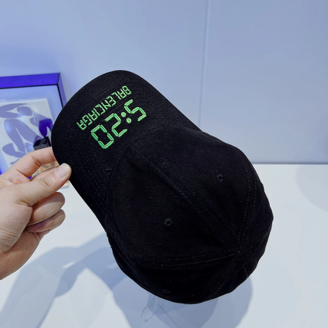 Официальный сайт Balenciaga. Бейсболка в том же стиле — серия 520 — 1.