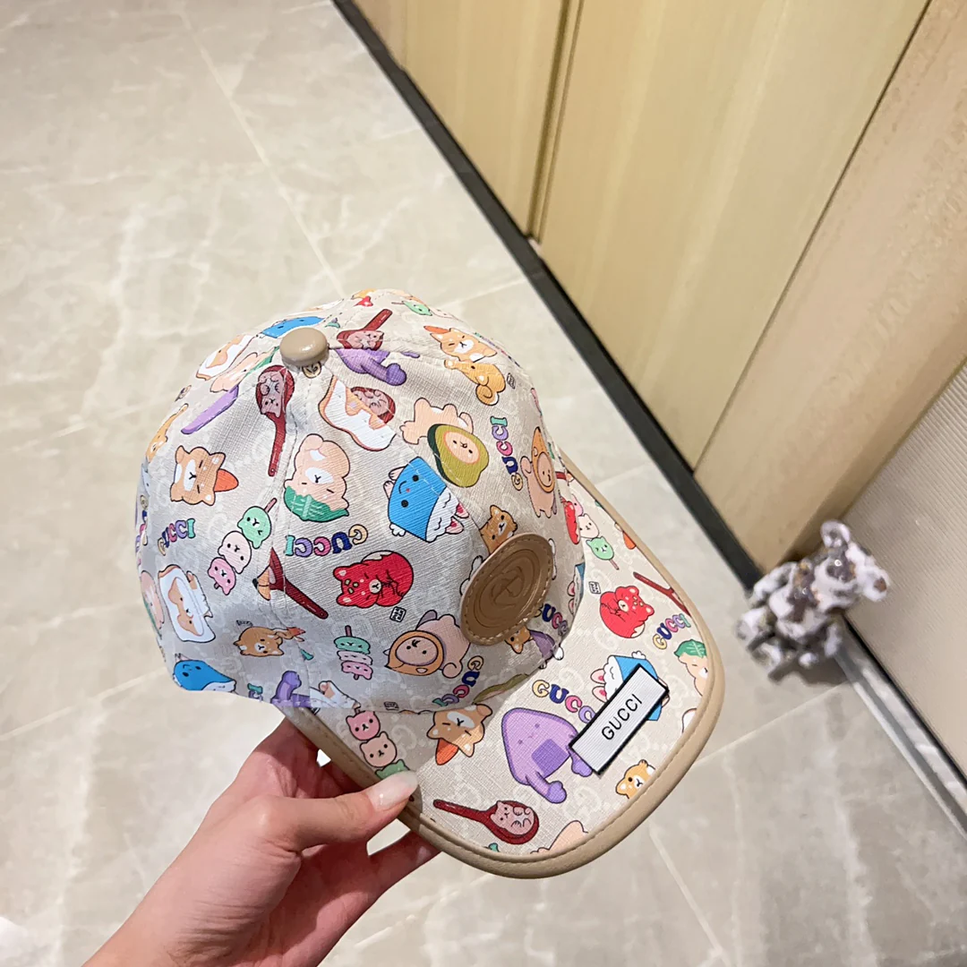 Новинка сезона весна/лето 2023 от Gucci - бейсболка с кожаной отделкой - белая.