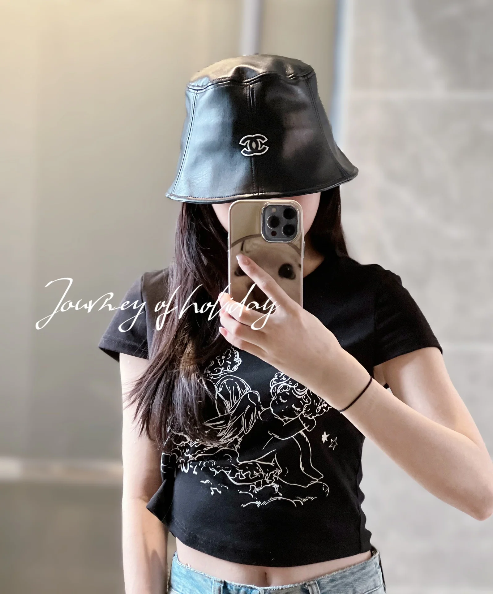 Новая модель кожаной рыбацкой шляпы Chanel 2023 года - черная.