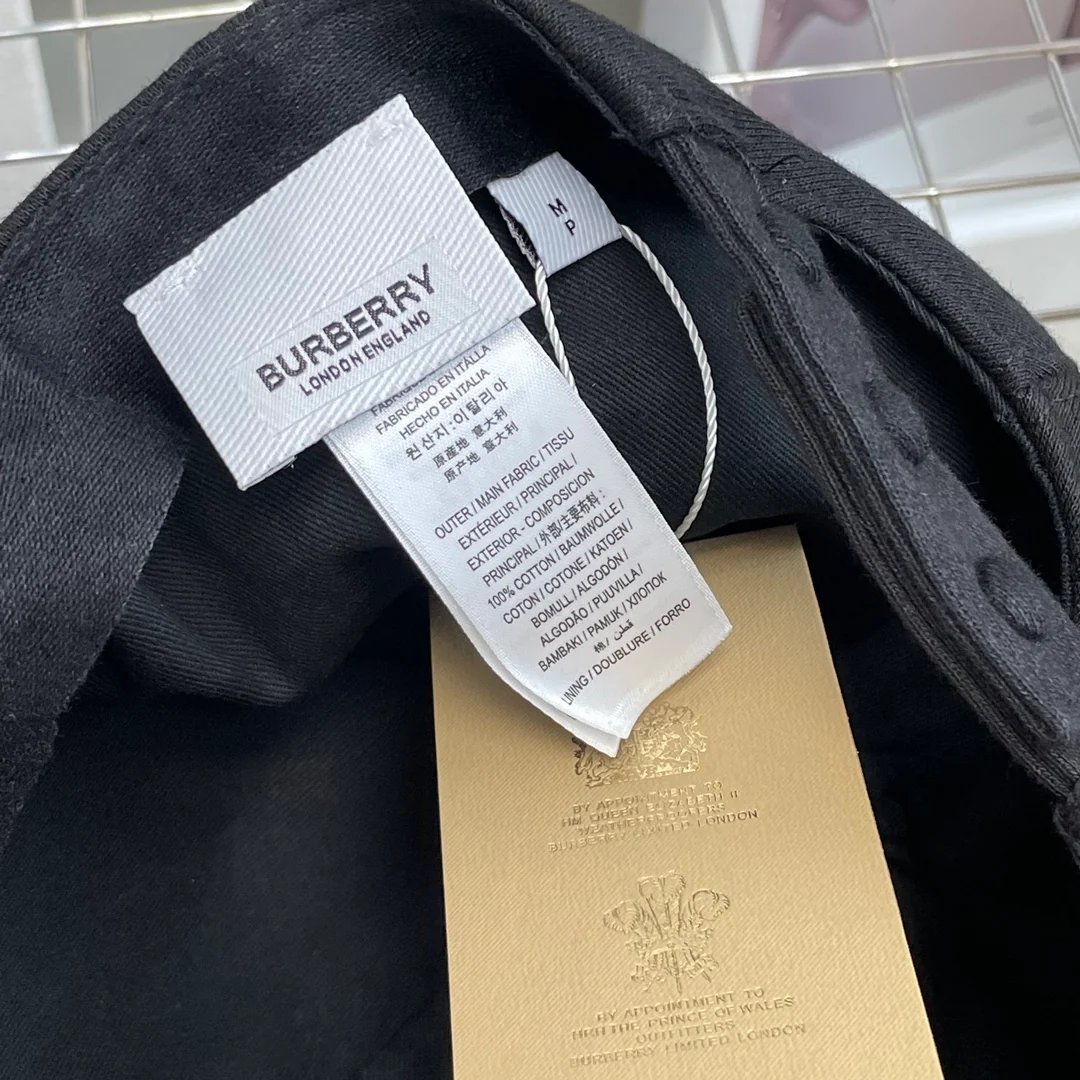 Burberry - Новая бейсболка с вышивкой и внутренней клетчатой ??подкладкой