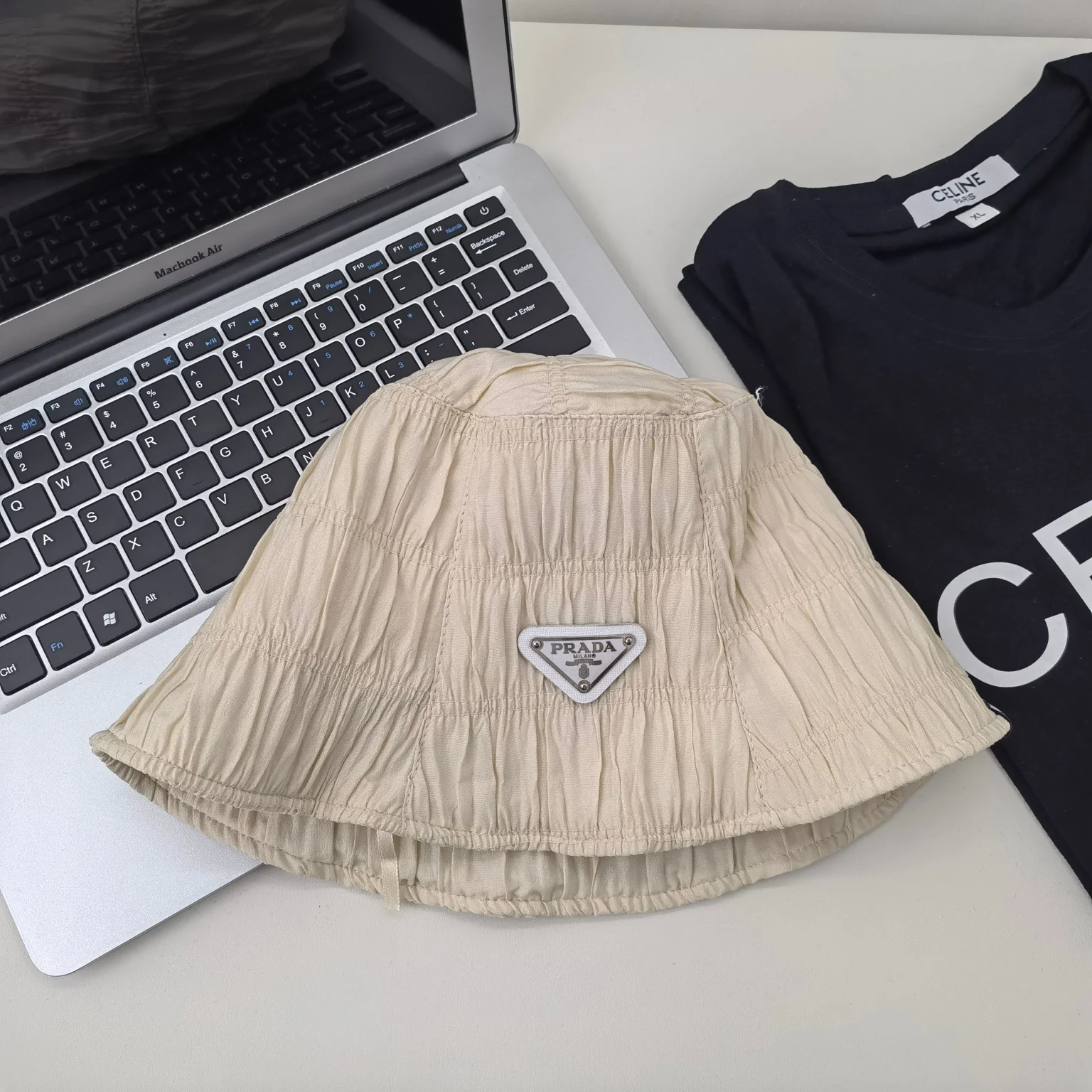 Prada - Новинка начала осени 2023 года - Простая панама со складками