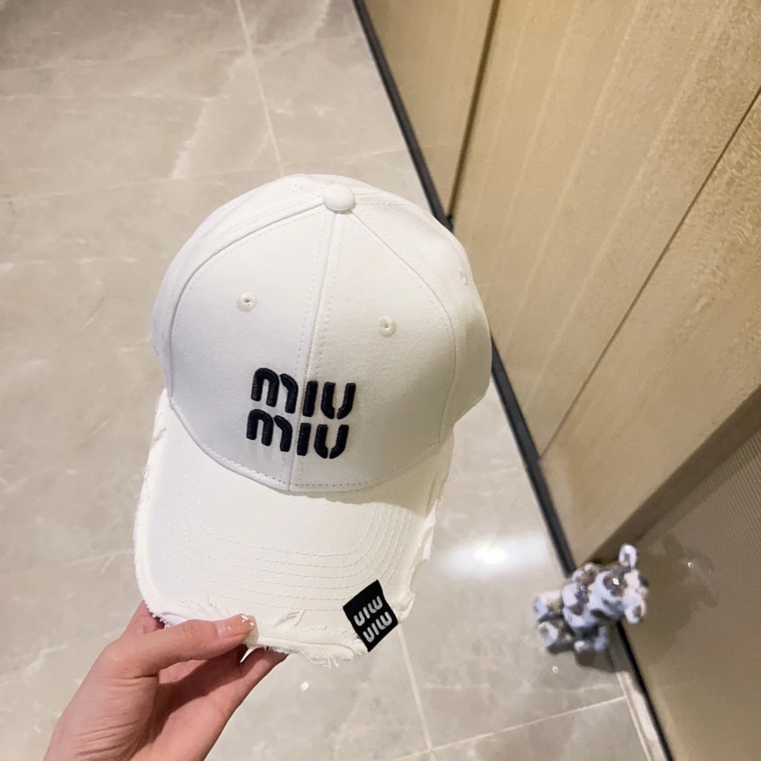 Новая бейсболка Miu Miu 2023 с вышивкой и рваными элементами - белая.