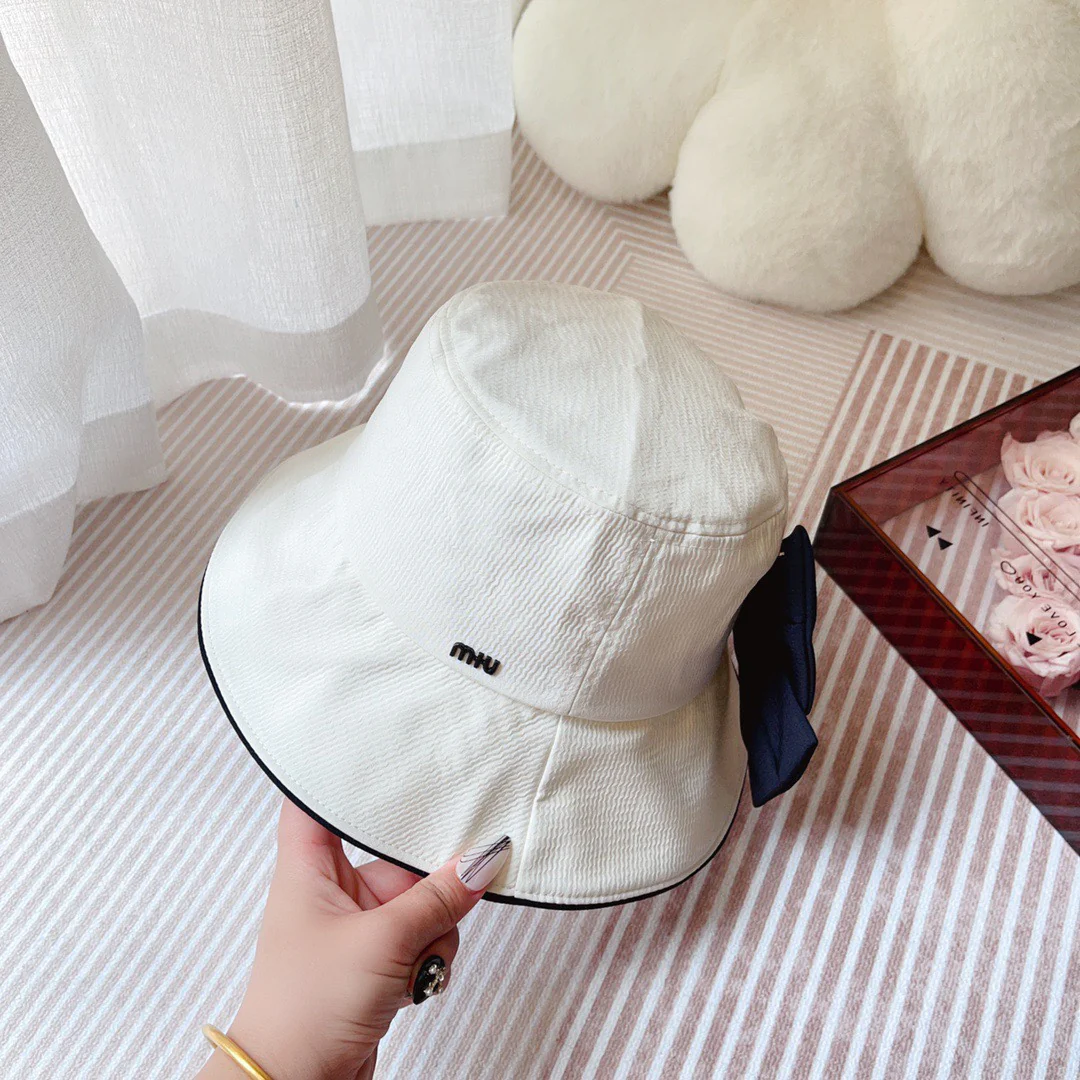 Новинка сезона весна/лето 2023 от Miu Miu - Панама с бабочкой - Белая