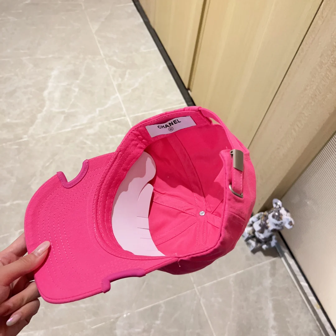 Новинка сезона весна/лето 2023 от Chanel - Бейсболка с неровным козырьком - Розовая