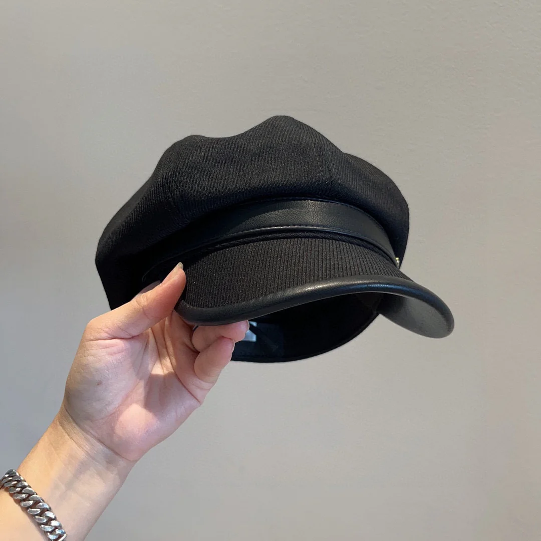 Новая однотонная кепка художника Chanel из осенне-зимней коллекции - черная.