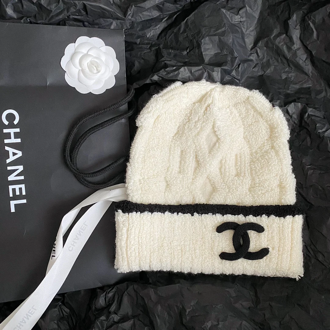 Вязаная шапка Chanel из коллекции осень/зима 2023, новая модель — белая.