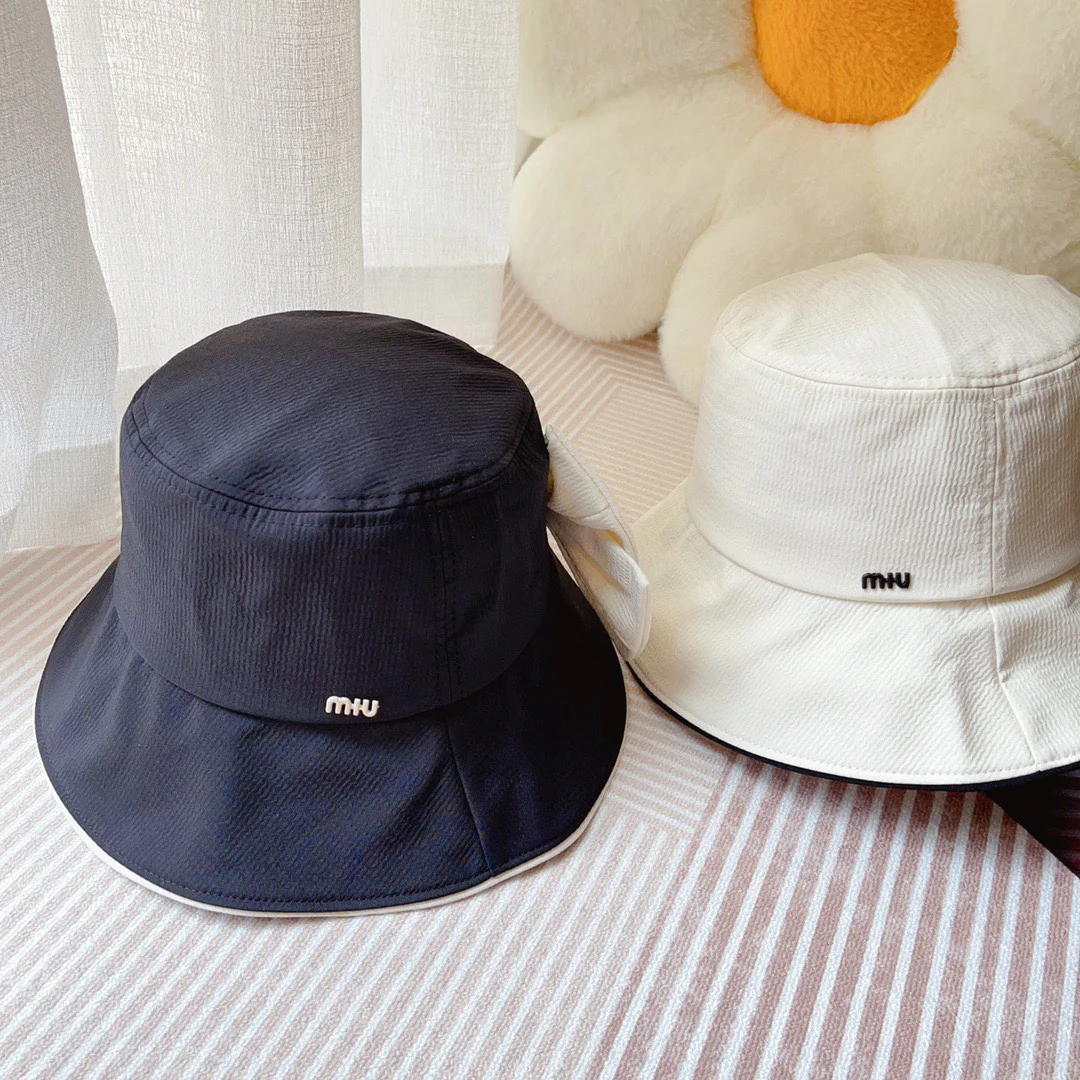 Новая летняя панама Miu Miu 2023 года с простым бантом - белая.