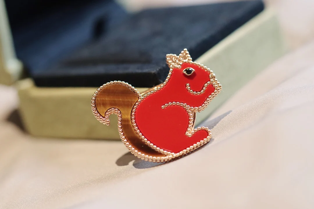 Van Véck - Брошь 010