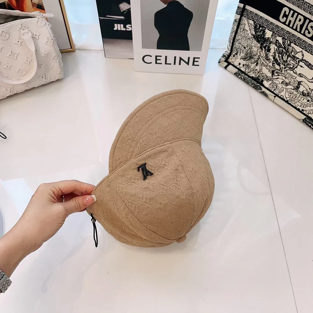 Бейсболка LV с рельефным рисунком