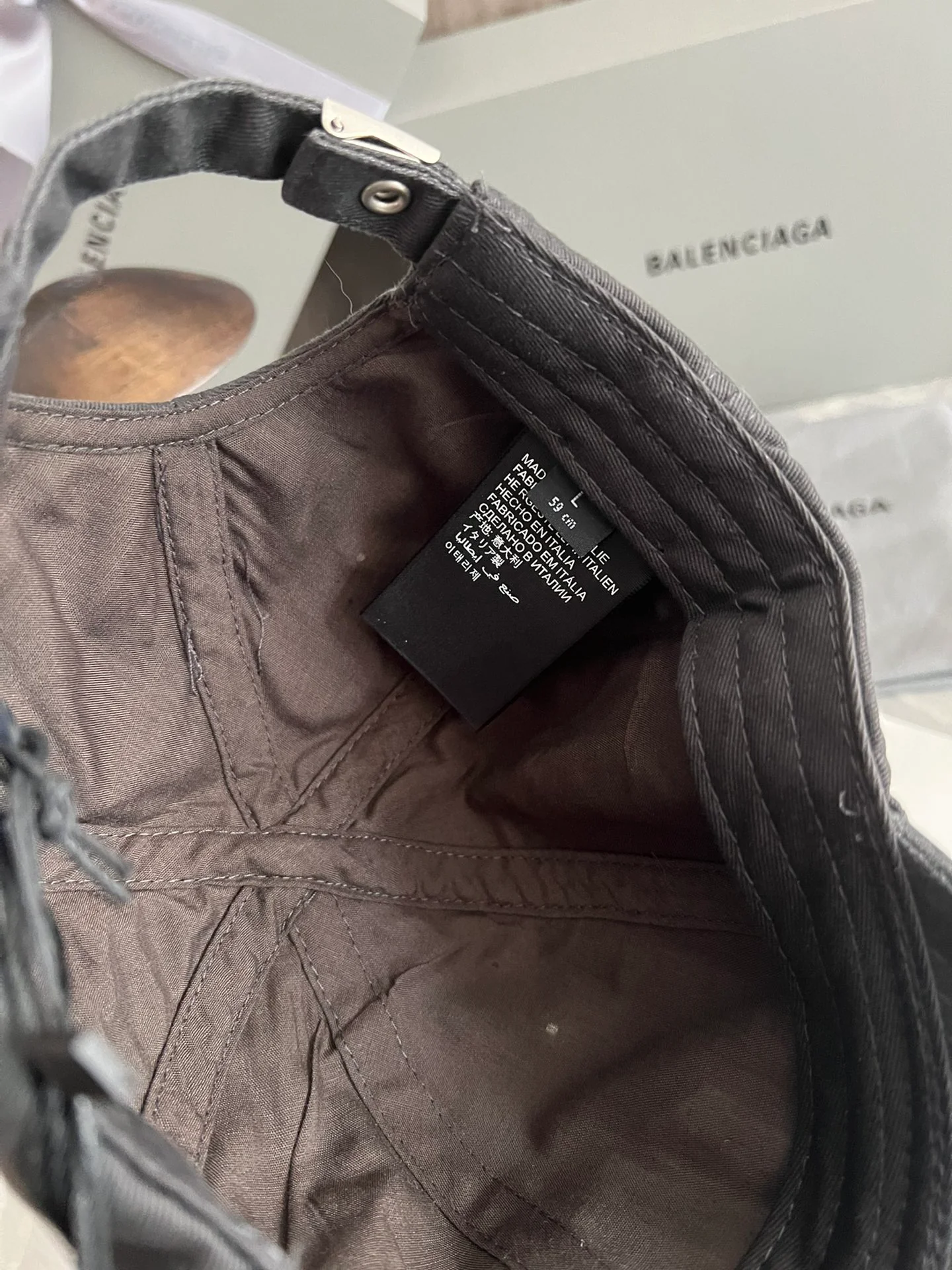 Balenciaga - Бейсболка в стиле ретро City Collection с эффектом потертости - Черная