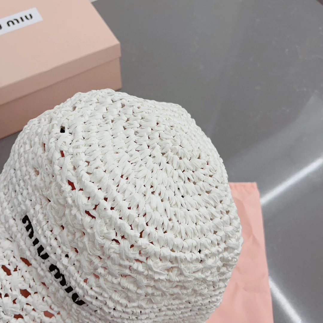 Новинка коллекции Miu Miu Весна/Лето 2023 - Вязаная крючком рыбацкая шапка - Белая