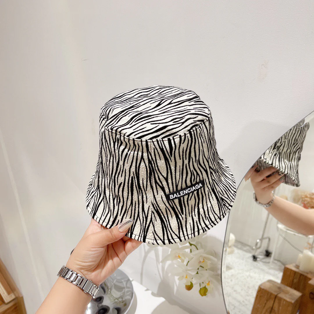 Рыбацкая шляпа Balenciaga с зебровым принтом