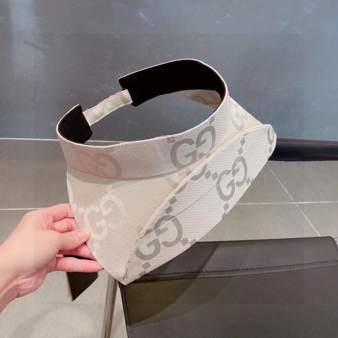 Новинки коллекции Gucci Весна/Лето 2023 - Кепка из канваса с монограммой и узкими полями - Козырек - Белая