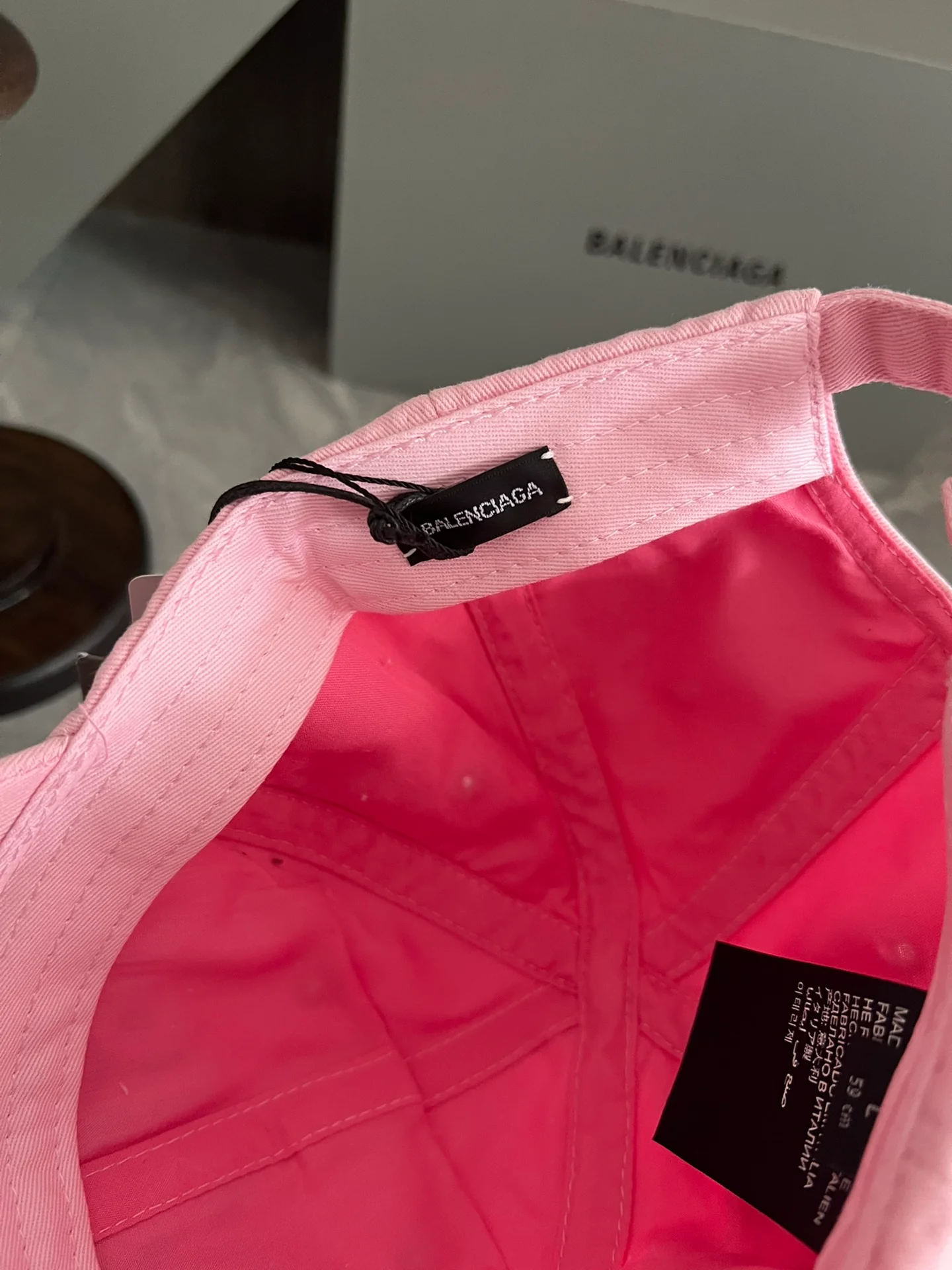 Balenciaga - Винтажная рваная бейсболка из коллекции City Collection - Розовая