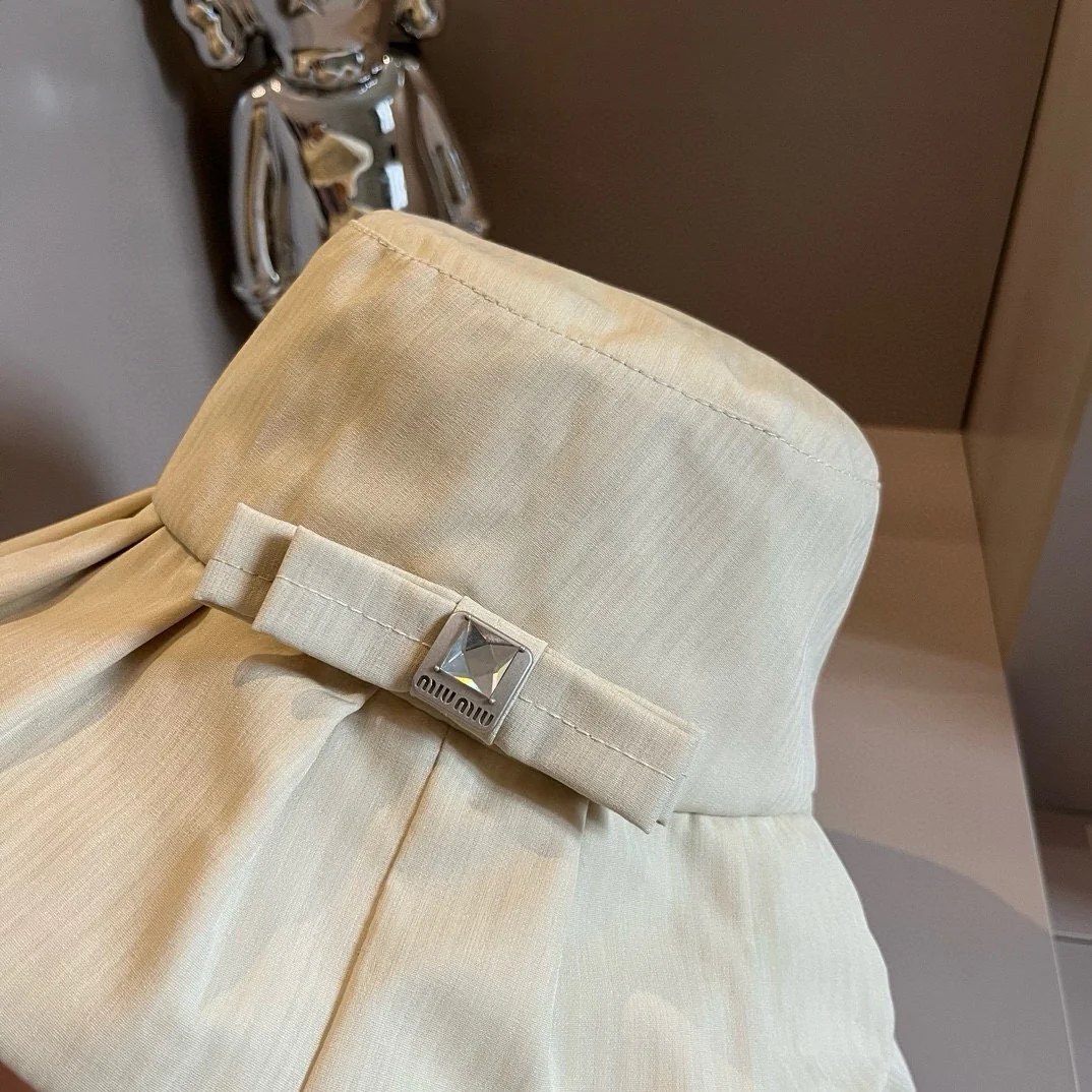 Новая плиссированная рыбацкая шляпа Miu Miu весна/лето 2024 — бежевая.