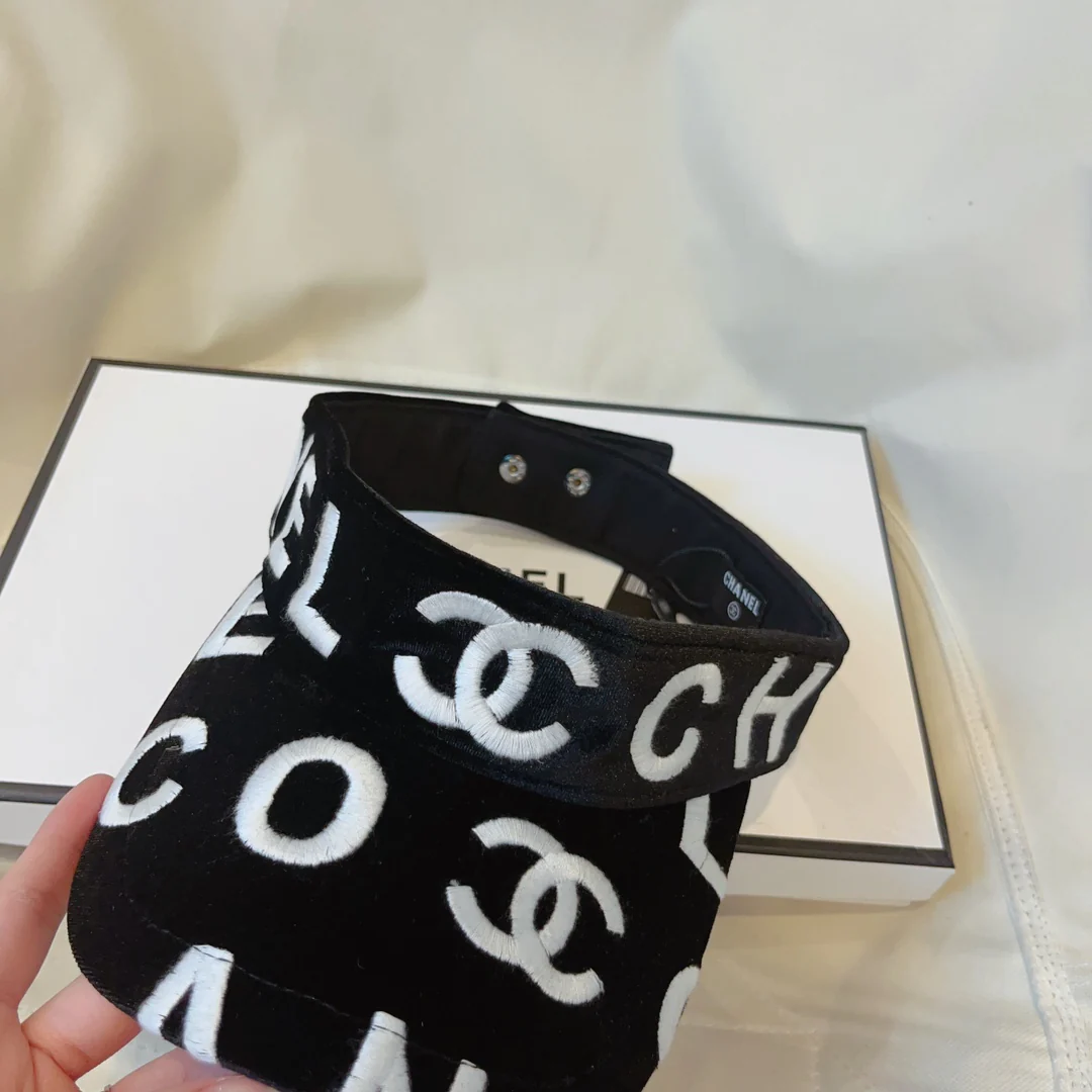 Новинка осенней коллекции Chanel 2023 — Солнцезащитный козырек с открытым верхом — Черный