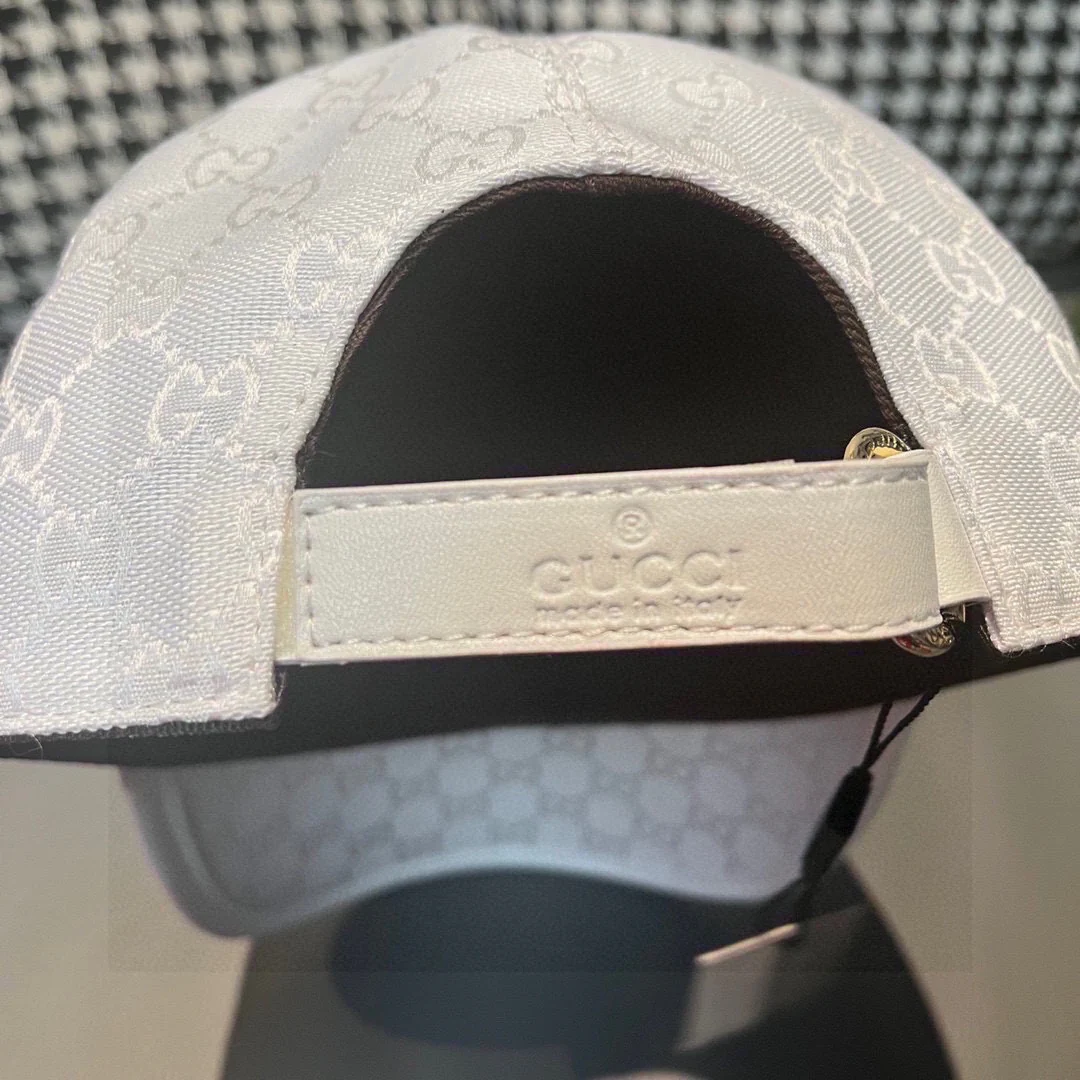 Gucci - Бейсболка с обильной вышивкой - Белая