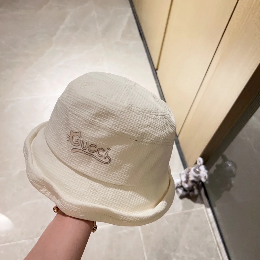 Новая панама Gucci 2023 года с асимметричным низом и откидной крышкой - бежевая.