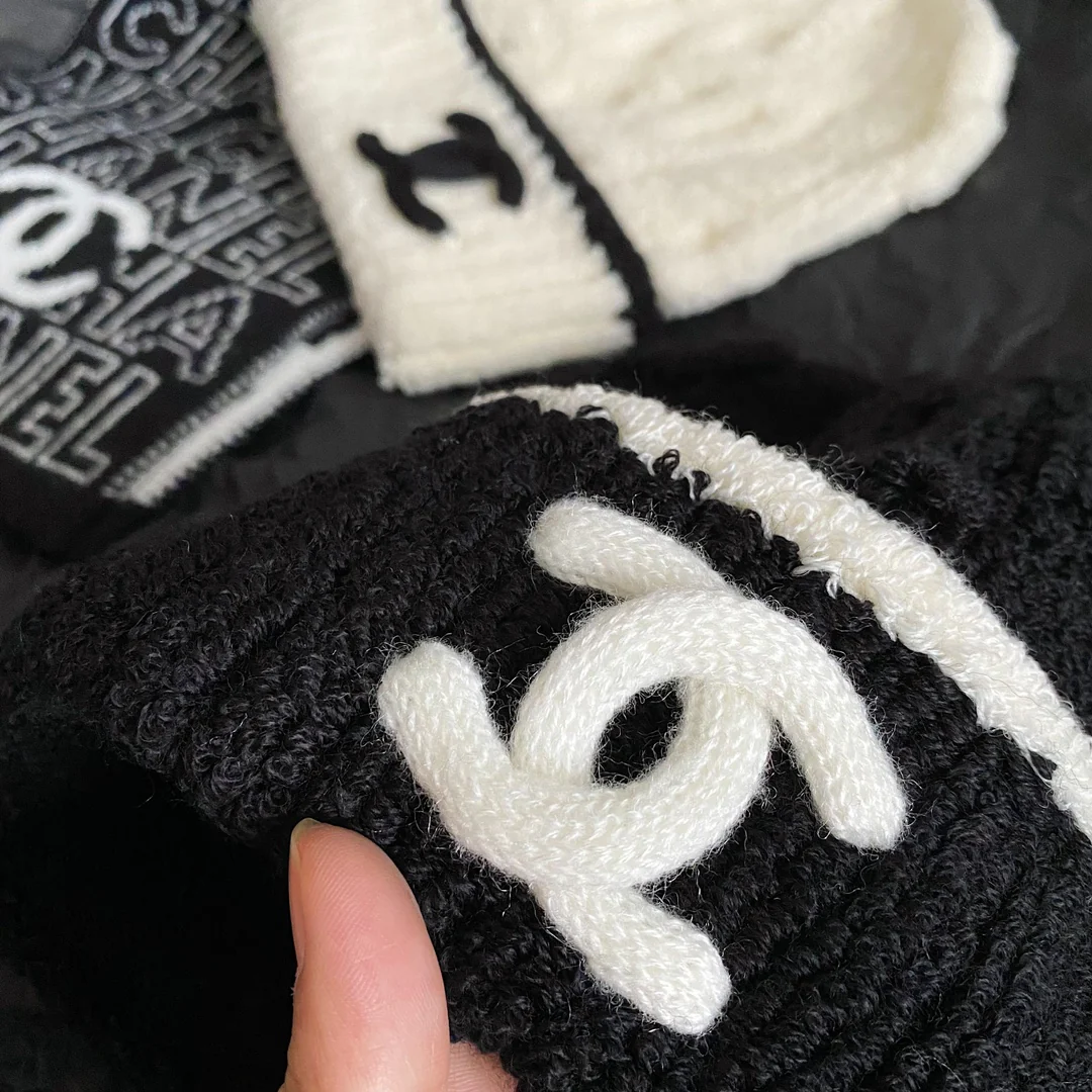Вязаная шапка Chanel из новой коллекции осень/зима 2023 — черная.