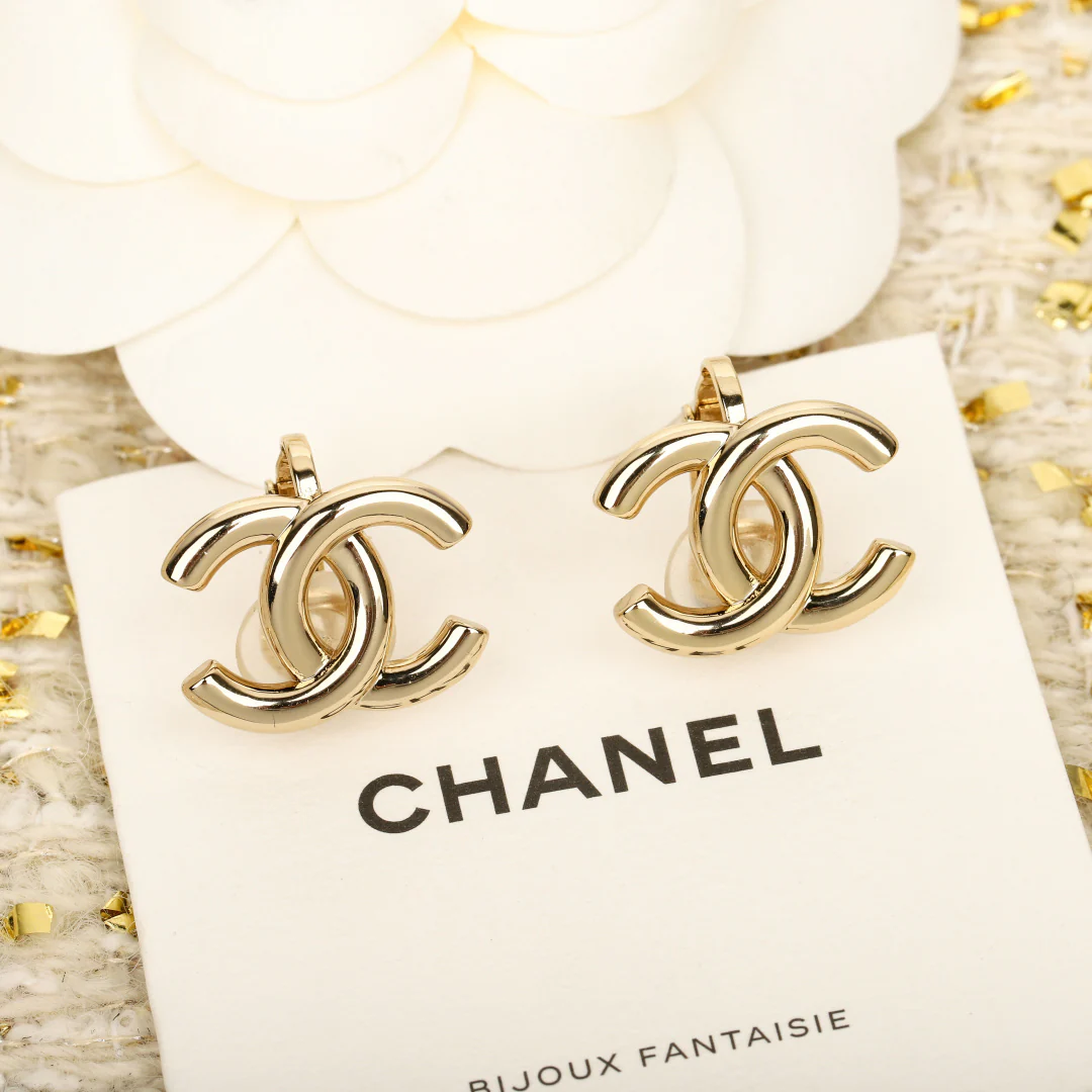Серьги-клипсы Chanel 25 пенсов, глянцевые, с двойной буквой С.