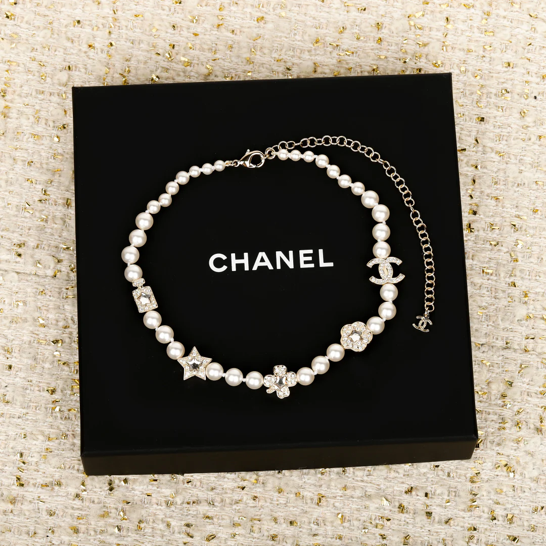 Флакон духов Chanel за 25 пенсов, жемчужное ожерелье в виде четырехлистного клевера