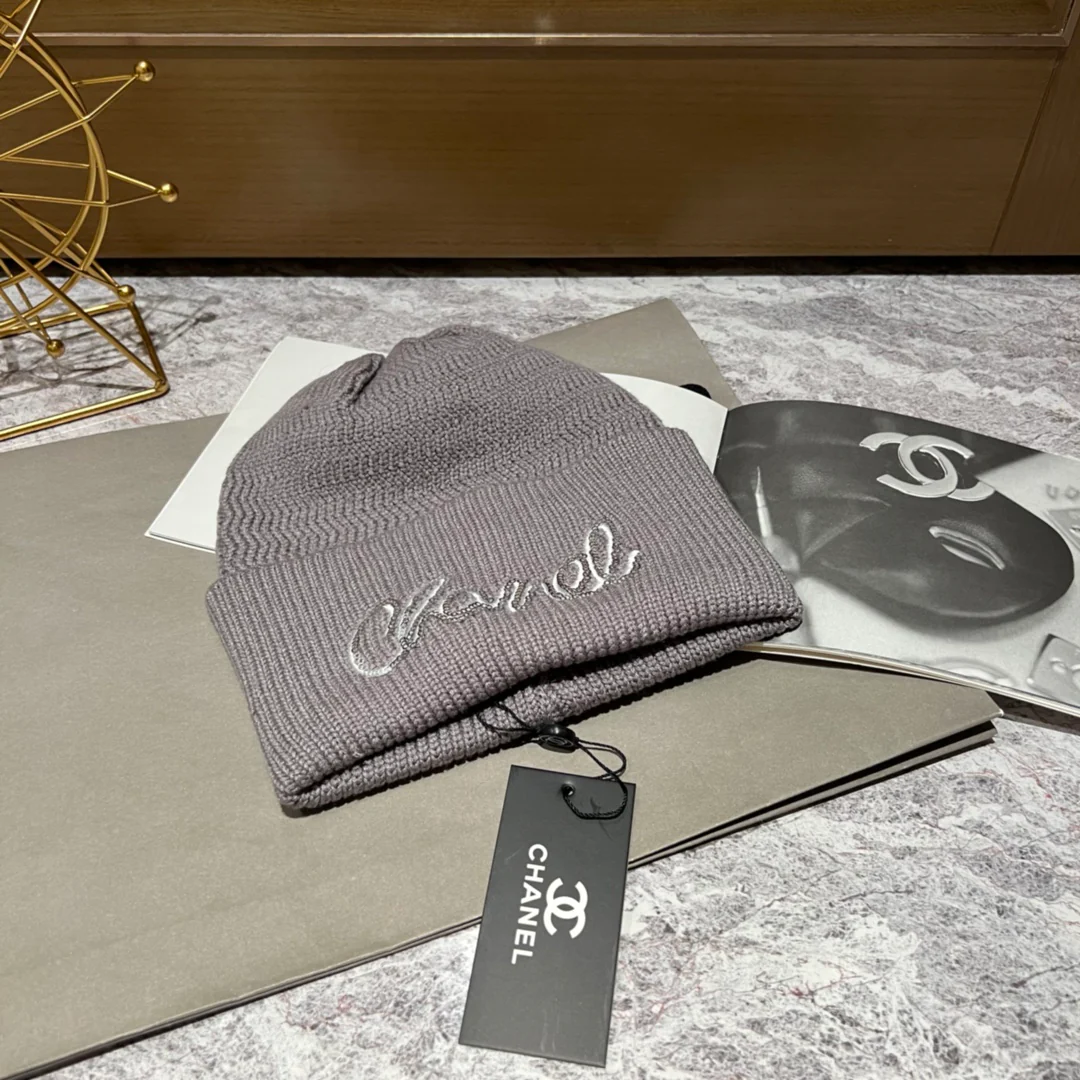 Вязаная шапка Chanel с буквой