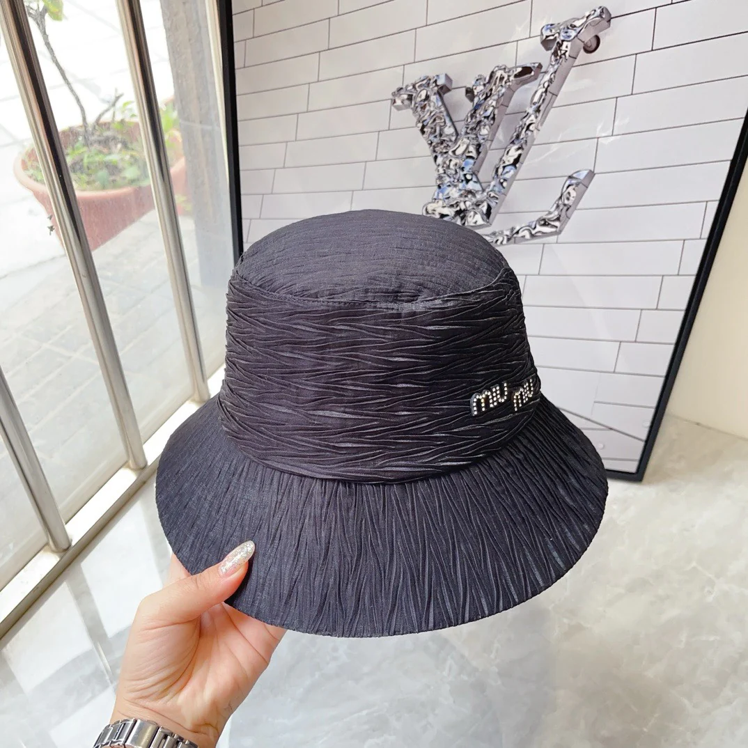 Панама Miu Miu с текстурированными рюшами и объемным дизайном - черная