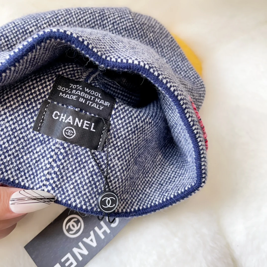 Новая универсальная вышитая шапка Chanel из осенне-зимней коллекции - розовая.