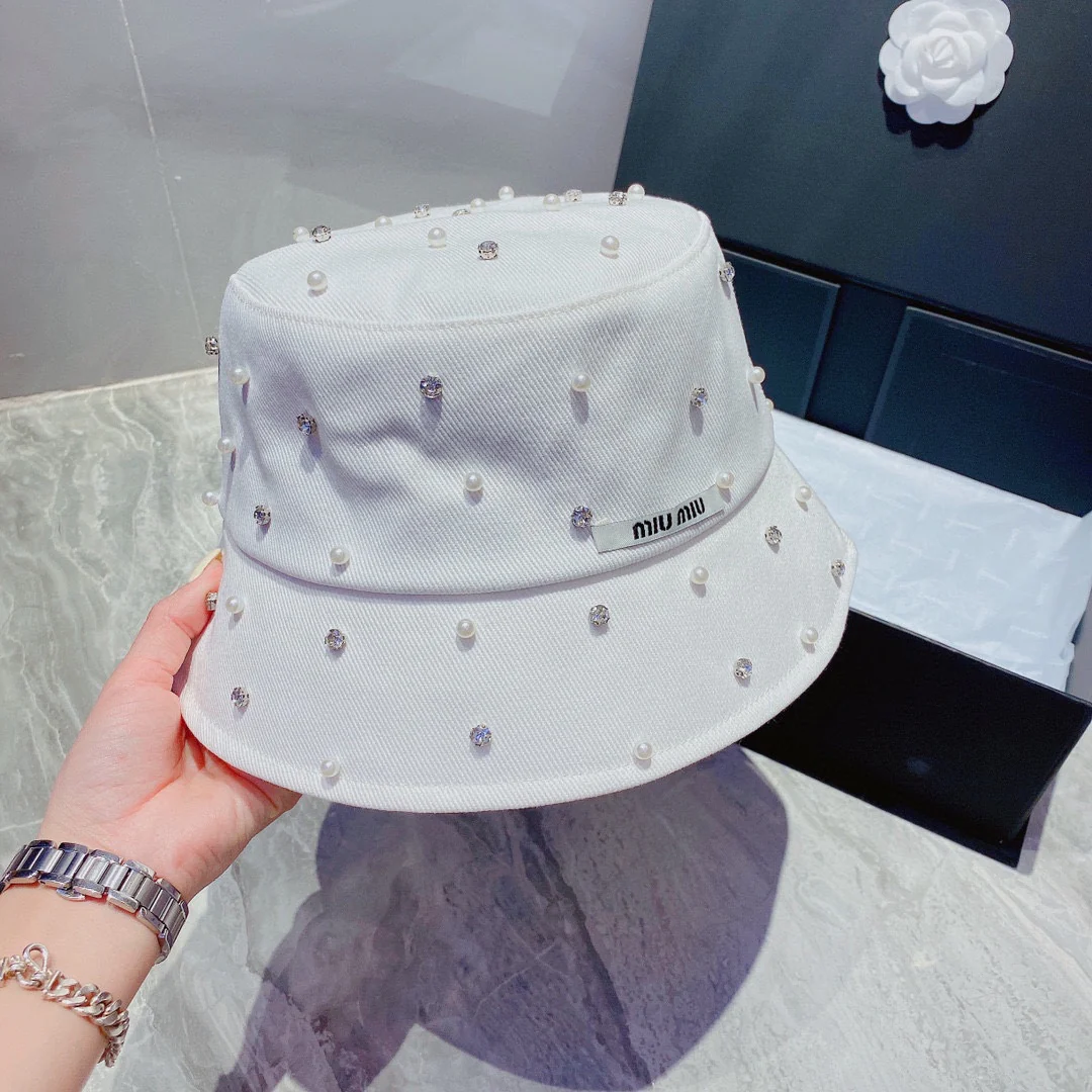 Miu Miu — популярный товар в интернет-магазине — панама из парусины, обильно украшенная жемчугом и стразами.