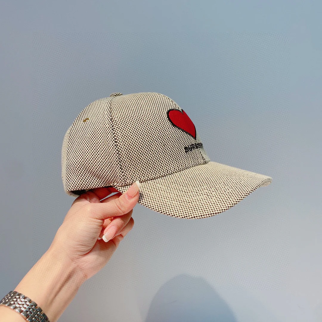 Бейсболка Burberry с вышитым сердцем - 1