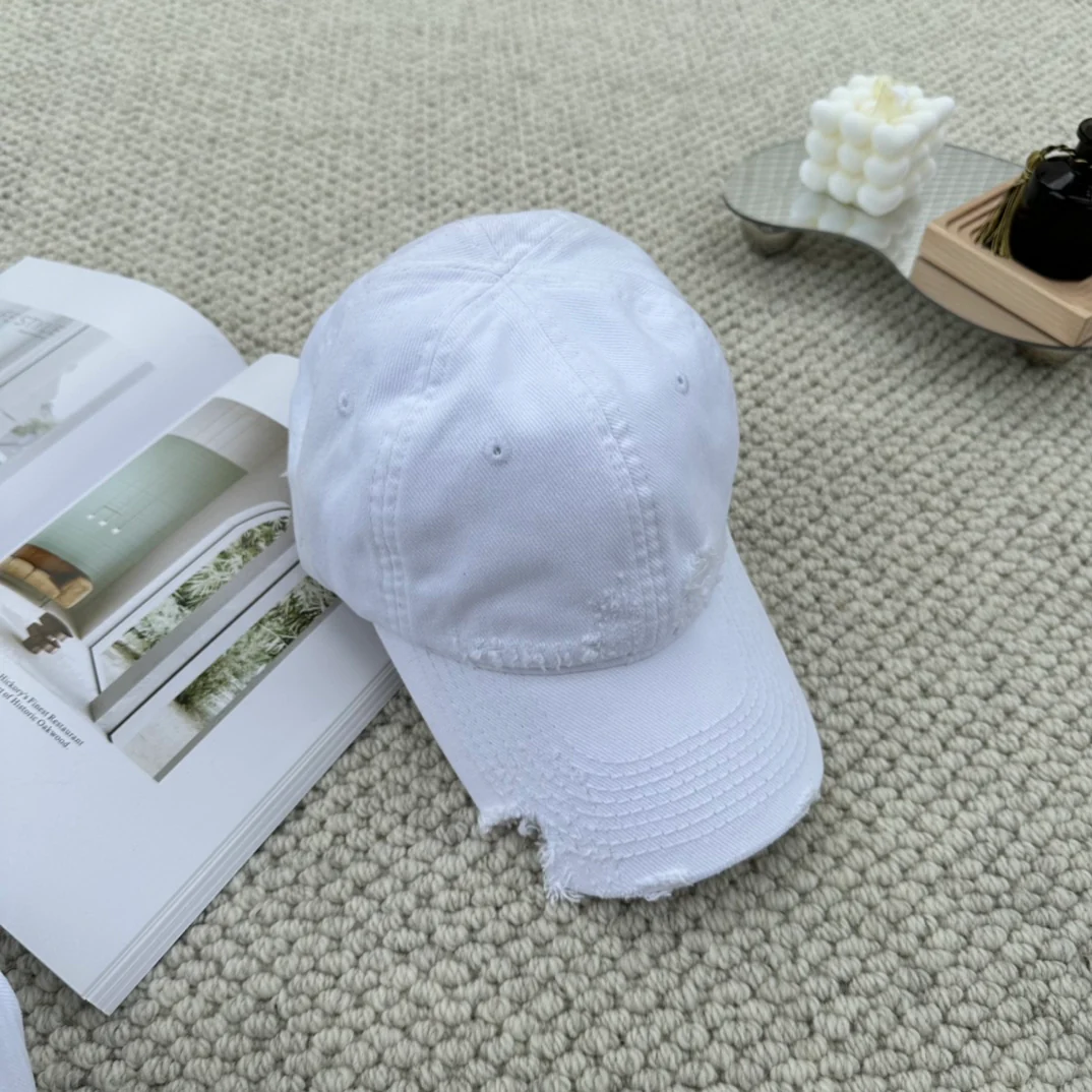 Бейсболка Balenciaga с надписью на задней стороне - белая