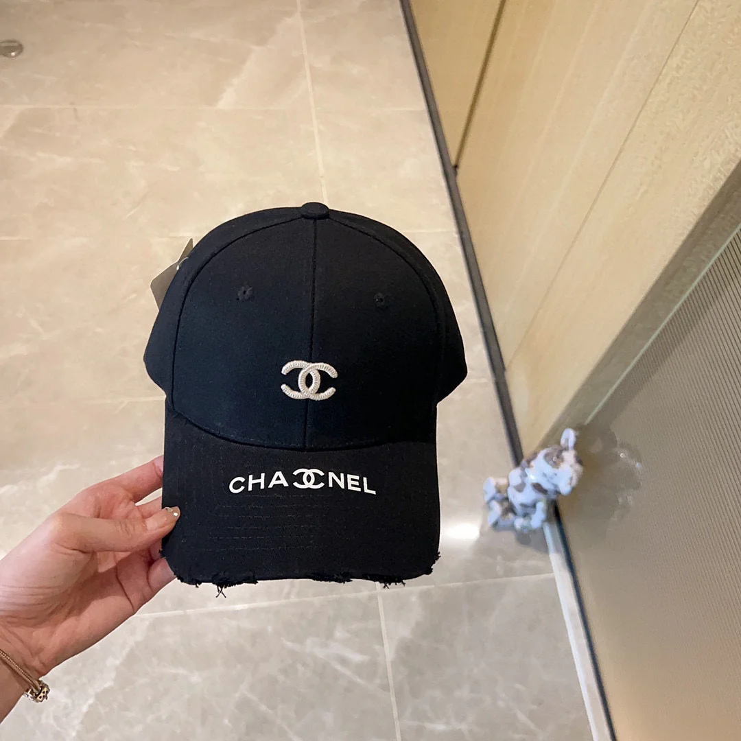 Новая бейсболка Chanel 2023 года с вышивкой и эффектом потертости - черная.