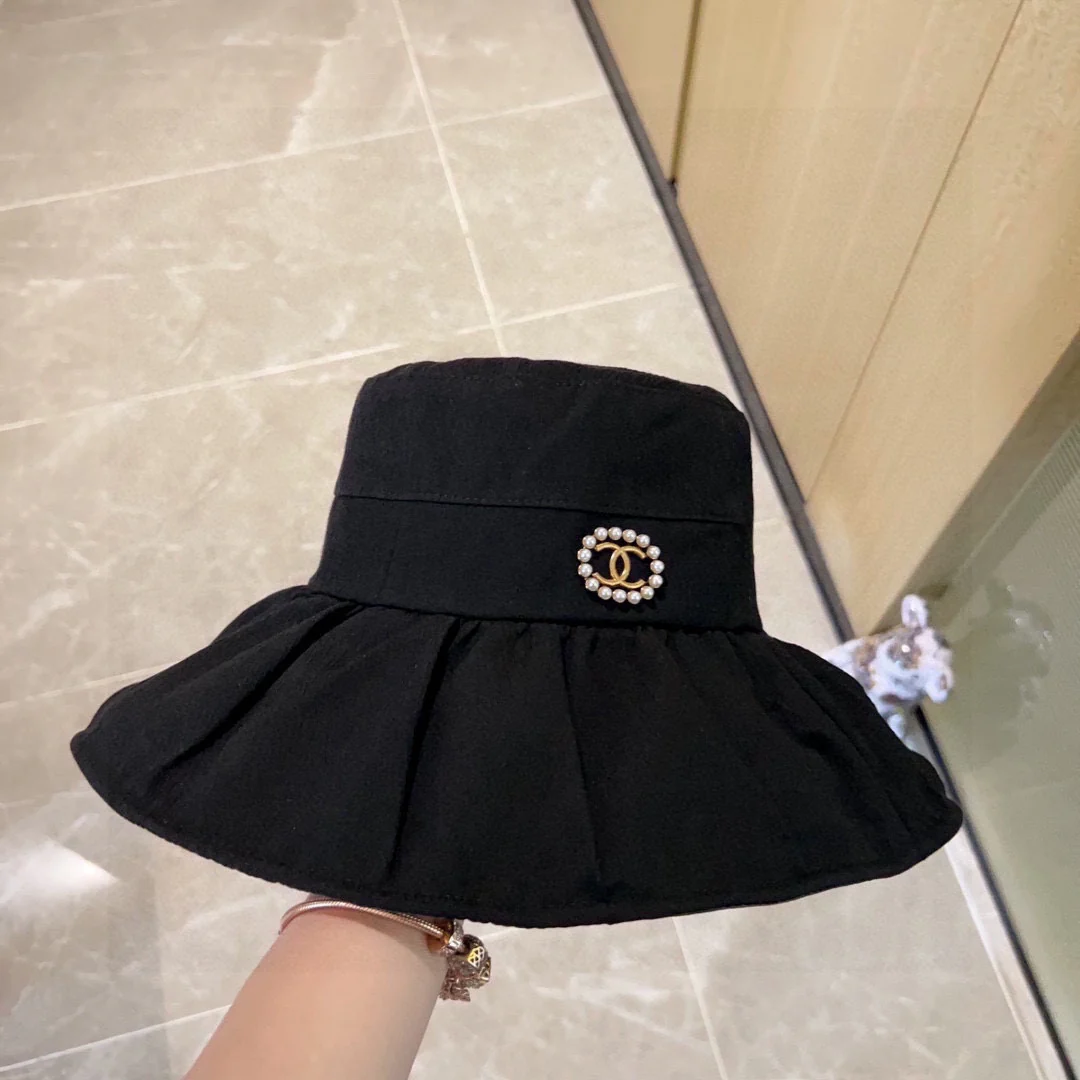 Новая широкополая рыбацкая шляпа Chanel 2023 с жемчужным логотипом — черная.