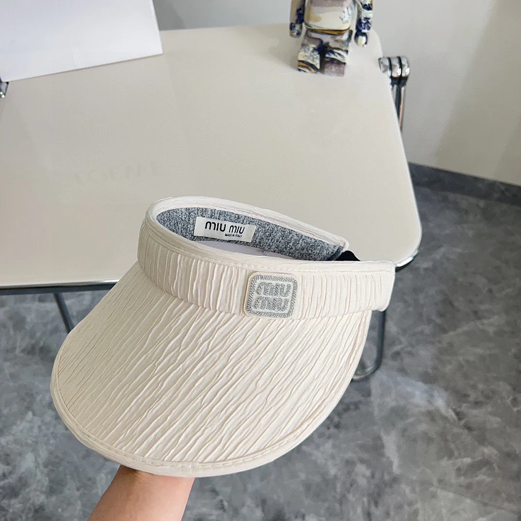Новая элегантная плиссированная шляпа от солнца Miu Miu из летней коллекции 2024 года - белая.