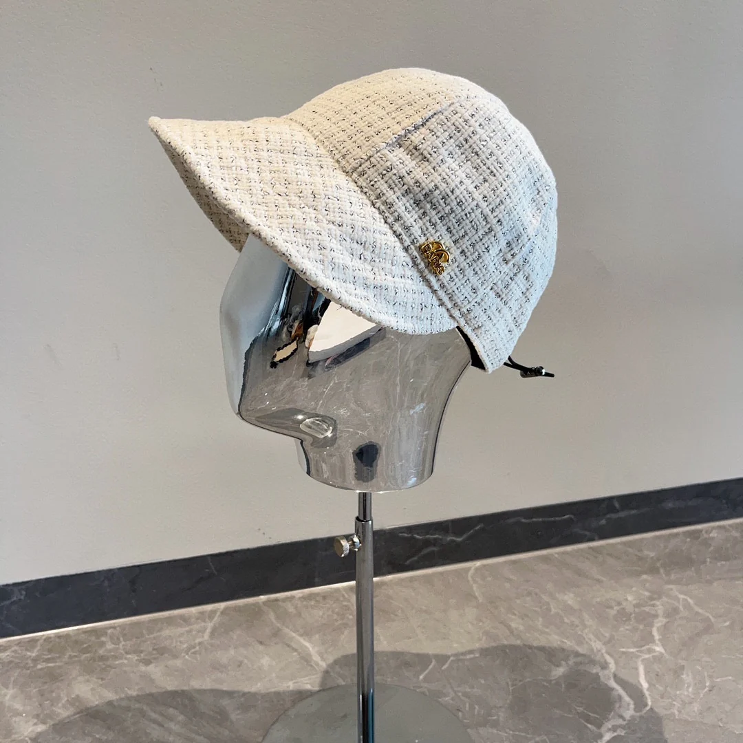 Chanel - Белая шляпа-уточка