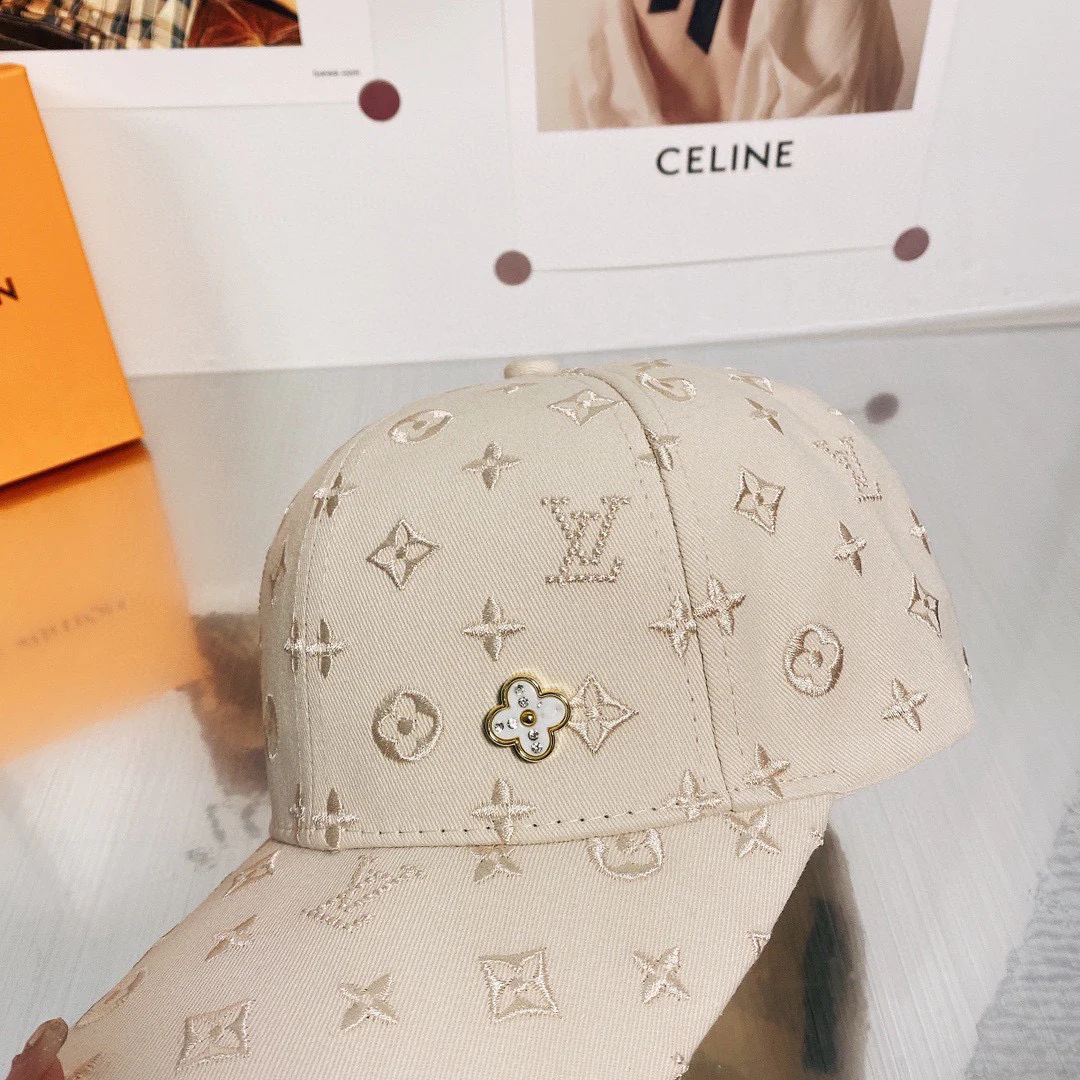 Рыбацкая шляпа LV 2022 с вышитым по всей поверхности монограммом — такая же, как в бутиках.